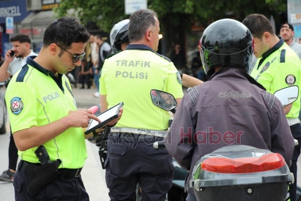 Akyazı'da Motosikletlere Sıkı Takip! Kural Tanımayanlara Ceza Yağdı.