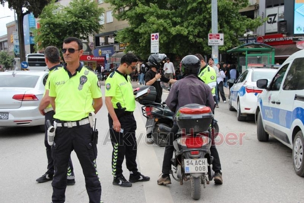 Akyazı'da Motosikletlere Sıkı Takip! Kural Tanımayanlara Ceza Yağdı.