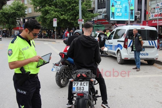 Akyazı'da Motosikletlere Sıkı Takip! Kural Tanımayanlara Ceza Yağdı.