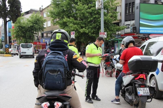 Akyazı'da Motosikletlere Sıkı Takip! Kural Tanımayanlara Ceza Yağdı.