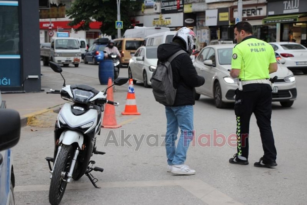 Akyazı'da Motosikletlere Sıkı Takip! Kural Tanımayanlara Ceza Yağdı.