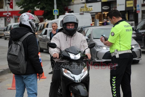 Akyazı'da Motosikletlere Sıkı Takip! Kural Tanımayanlara Ceza Yağdı.