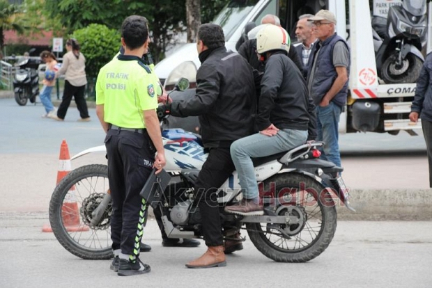 Akyazı'da Motosikletlere Sıkı Takip! Kural Tanımayanlara Ceza Yağdı.