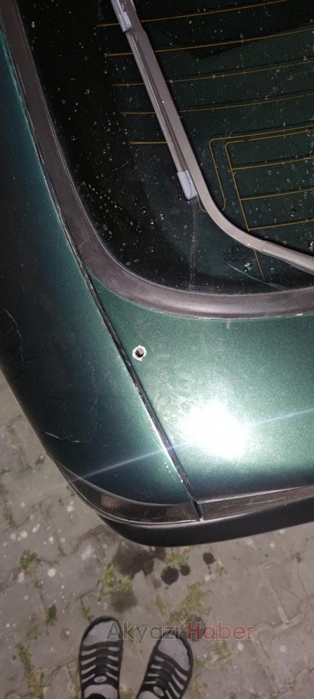 Akyazı'da yorgun mermi vakası, araca isabet etti