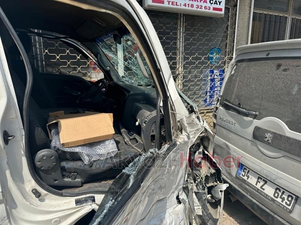 Kontrolden çıkan kamyonet park halindeki araçlara çarptı