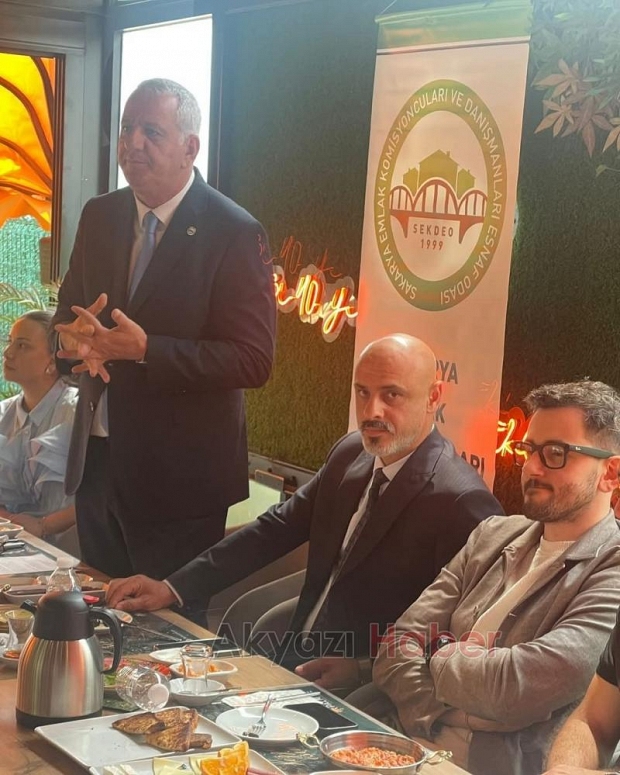 Akyazı'daki emlakçılar kahvaltıda buluştu