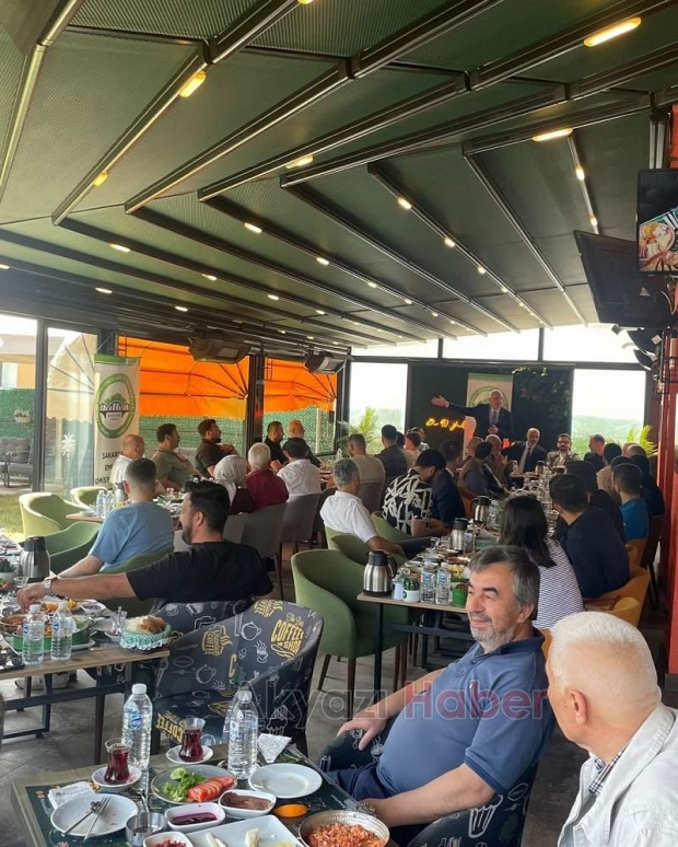 Akyazı'daki emlakçılar kahvaltıda buluştu