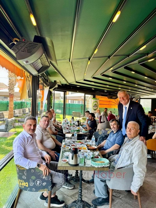Akyazı'daki emlakçılar kahvaltıda buluştu