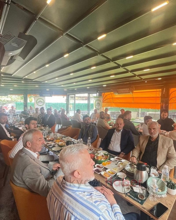 Akyazı'daki emlakçılar kahvaltıda buluştu