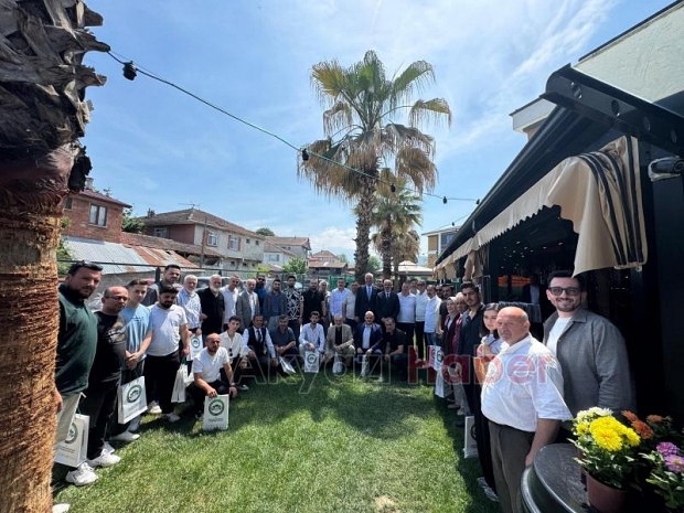 Akyazı'daki emlakçılar kahvaltıda buluştu