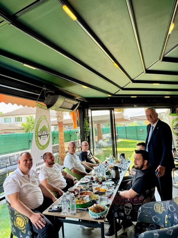 Akyazı'daki emlakçılar kahvaltıda buluştu