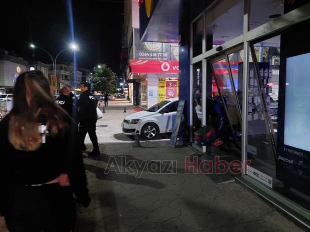 Motosiklet telefon bayisine girdi