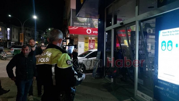 Motosiklet telefon bayisine girdi