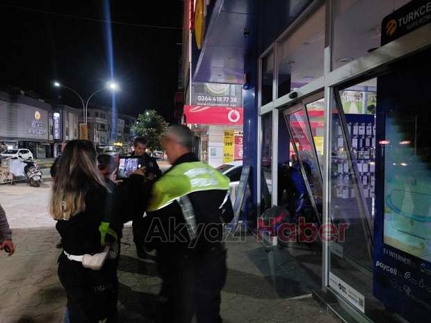 Motosiklet telefon bayisine girdi