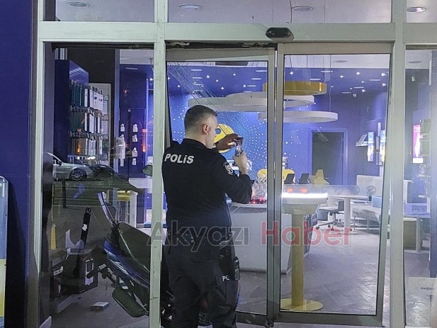 Motosiklet telefon bayisine girdi