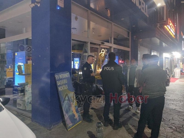 Motosiklet telefon bayisine girdi