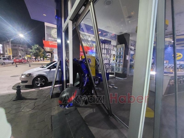 Motosiklet telefon bayisine girdi