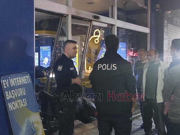 Motosiklet telefon bayisine girdi