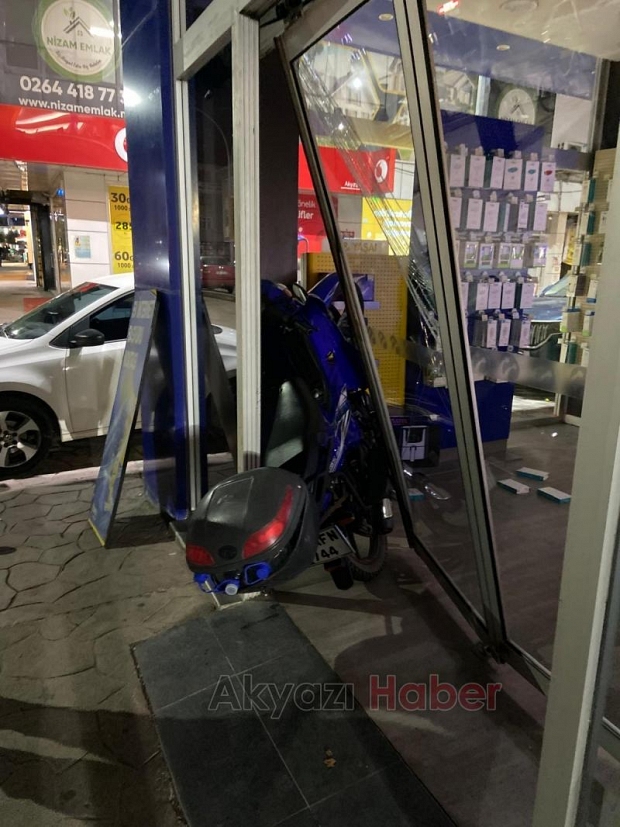 Motosiklet telefon bayisine girdi