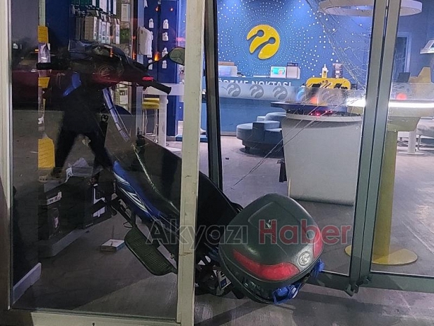 Motosiklet telefon bayisine girdi