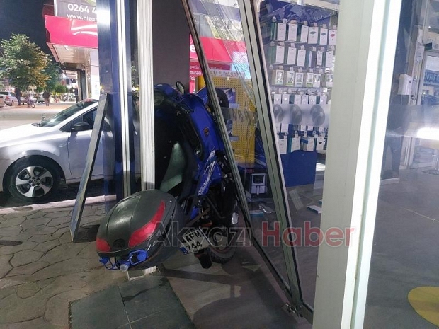 Motosiklet telefon bayisine girdi