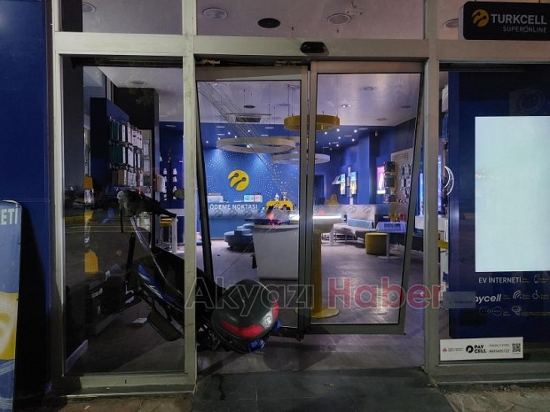 Motosiklet telefon bayisine girdi