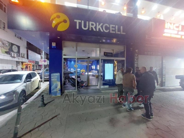 Motosiklet telefon bayisine girdi