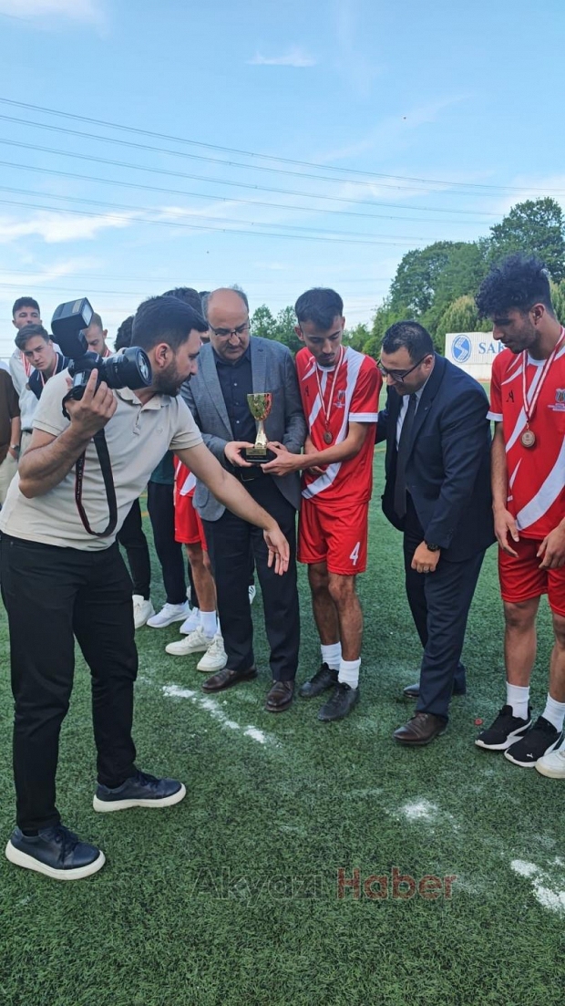 SUBÜ Akyazı Sağlık Futbol Takımı İlk Katıldığı Turnuvada Kupa ile Döndü!