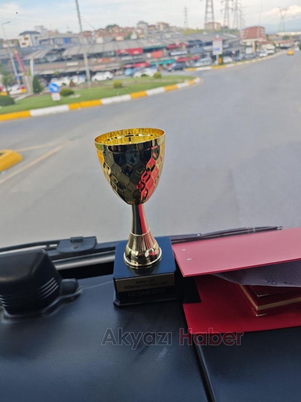 SUBÜ Akyazı Sağlık Futbol Takımı İlk Katıldığı Turnuvada Kupa ile Döndü!