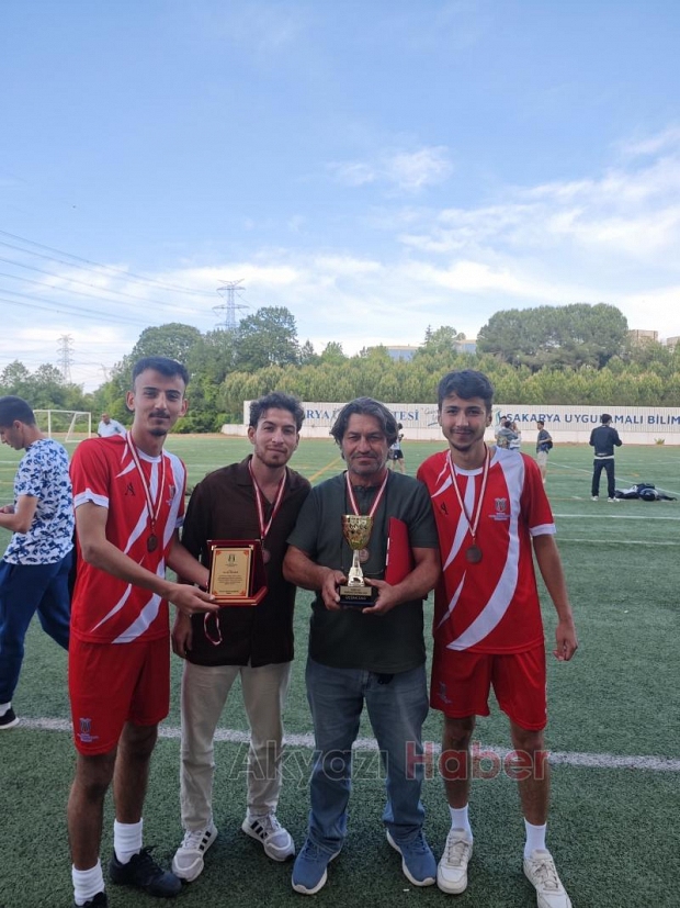 SUBÜ Akyazı Sağlık Futbol Takımı İlk Katıldığı Turnuvada Kupa ile Döndü!