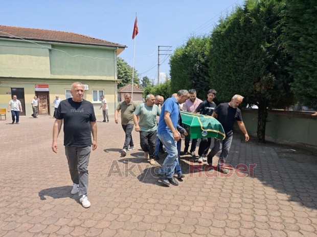 Düşen taşlardan kaçarken başını çarpmıştı, toprağa verildi