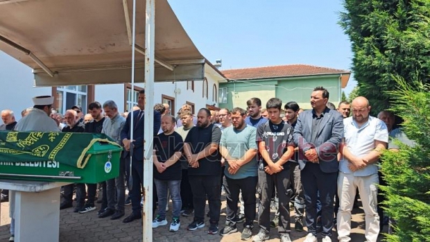 Düşen taşlardan kaçarken başını çarpmıştı, toprağa verildi