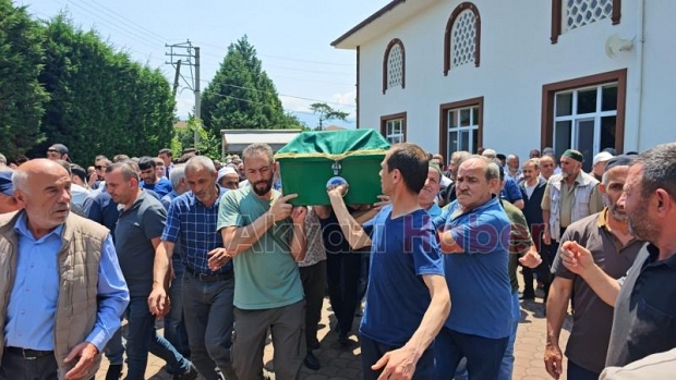 Düşen taşlardan kaçarken başını çarpmıştı, toprağa verildi
