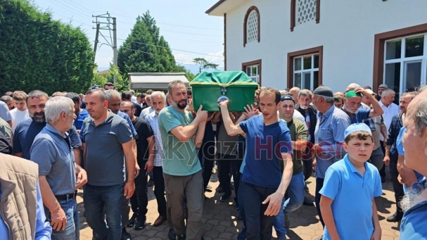 Düşen taşlardan kaçarken başını çarpmıştı, toprağa verildi