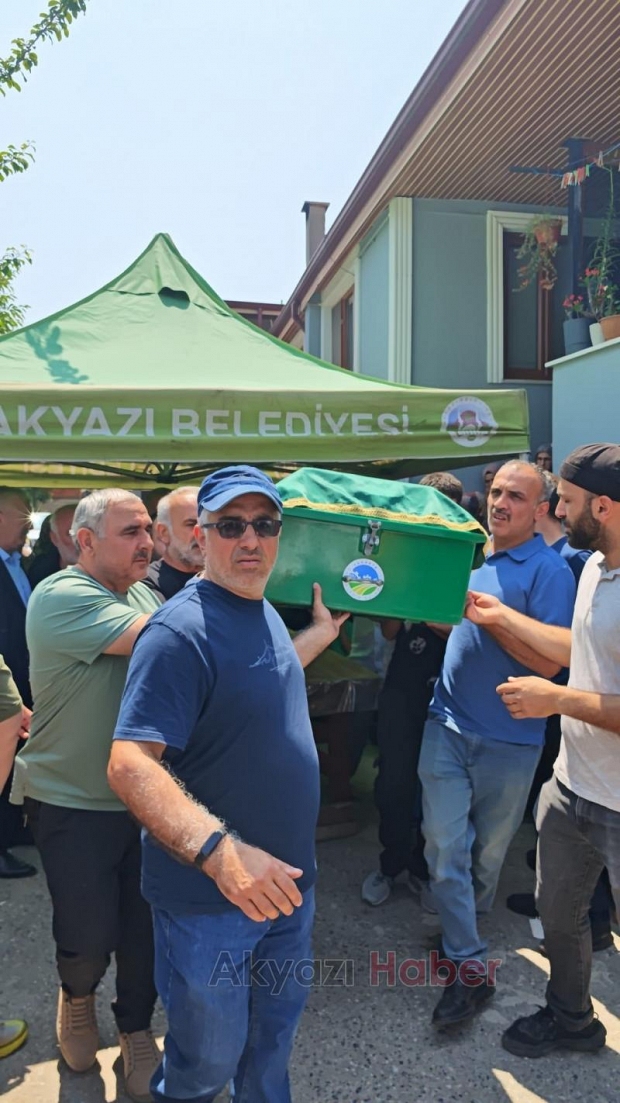 Düşen taşlardan kaçarken başını çarpmıştı, toprağa verildi