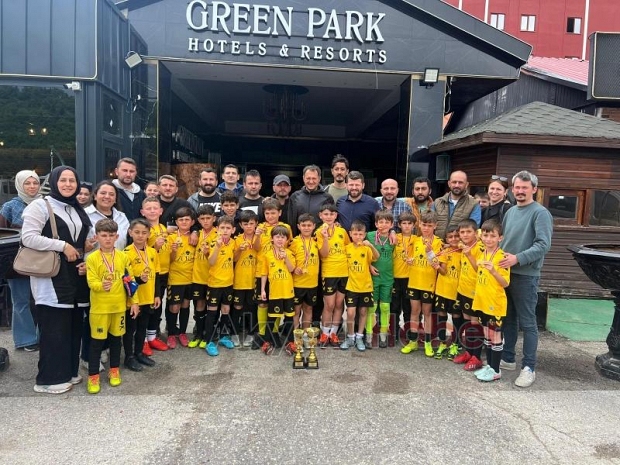 AS Akyazıspor turnuvada fırtına gibi esti