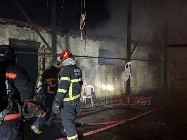 Ahırda yangın, 16 büyükbaş kurbanlık telef oldu
