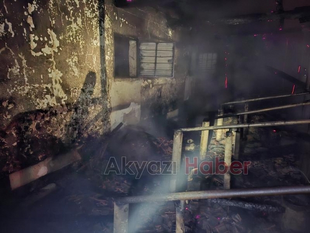 Ahırda yangın, 16 büyükbaş kurbanlık telef oldu