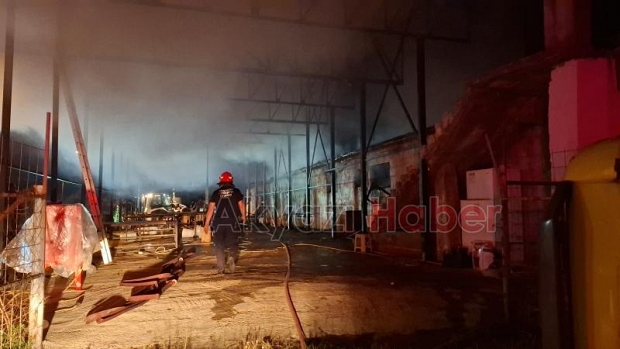 Ahırda yangın, 16 büyükbaş kurbanlık telef oldu