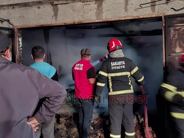 Ahırda yangın, 16 büyükbaş kurbanlık telef oldu
