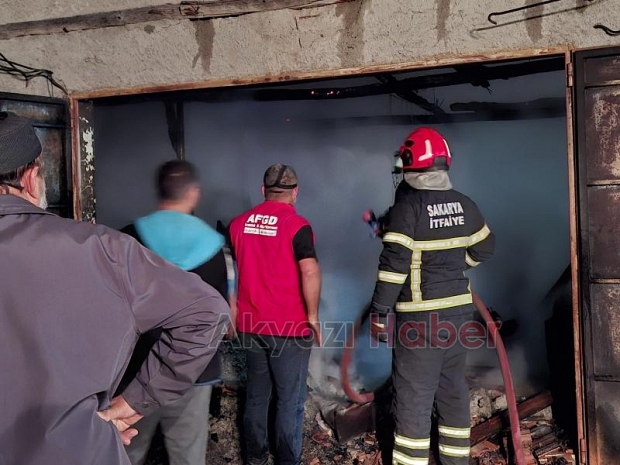 Ahırda yangın, 16 büyükbaş kurbanlık telef oldu