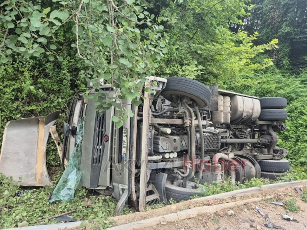 Reşadiye virajında tanker devrildi
