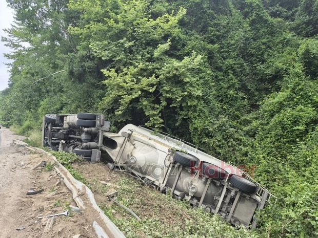 Reşadiye virajında tanker devrildi