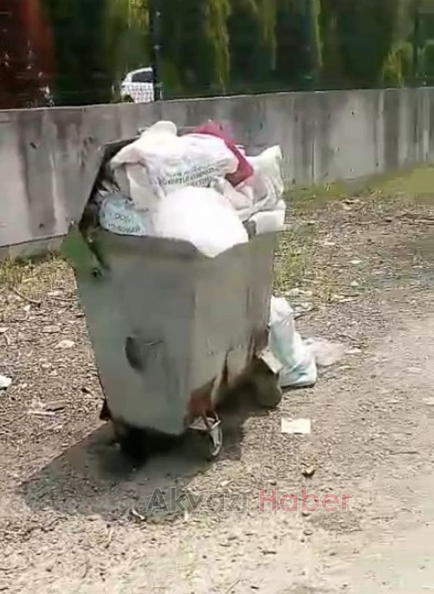 Vakıf'ta günlerdir toplanmayan çöpler isyan ettirdi