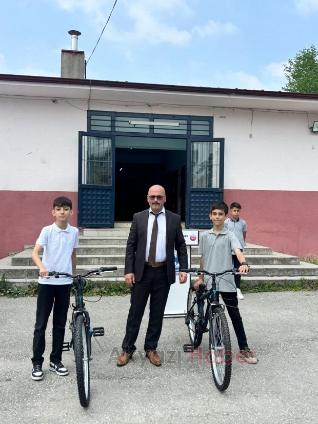 Akyazı Atatürk Ortaokulu'nda yıl sonu ödül töreni