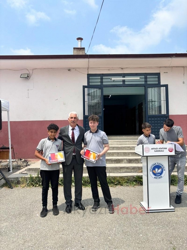 Akyazı Atatürk Ortaokulu'nda yıl sonu ödül töreni