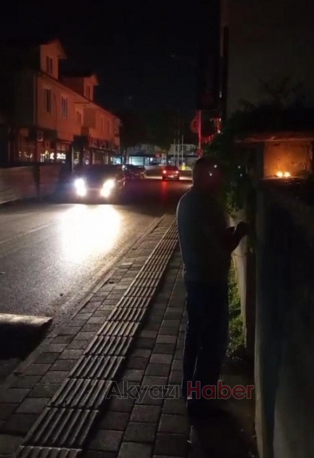 Akyazı'da SEDAŞ'ı mum yakarak protesto ettiler