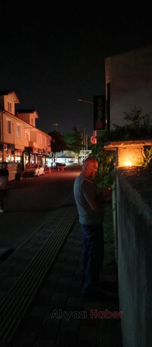 Akyazı'da SEDAŞ'ı mum yakarak protesto ettiler