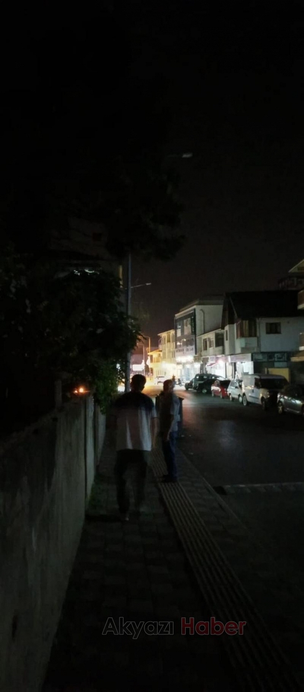 Akyazı'da SEDAŞ'ı mum yakarak protesto ettiler