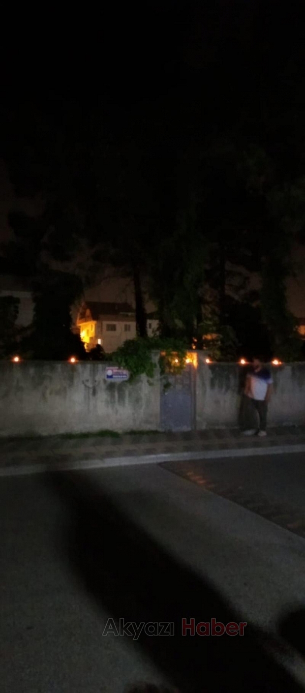 Akyazı'da SEDAŞ'ı mum yakarak protesto ettiler